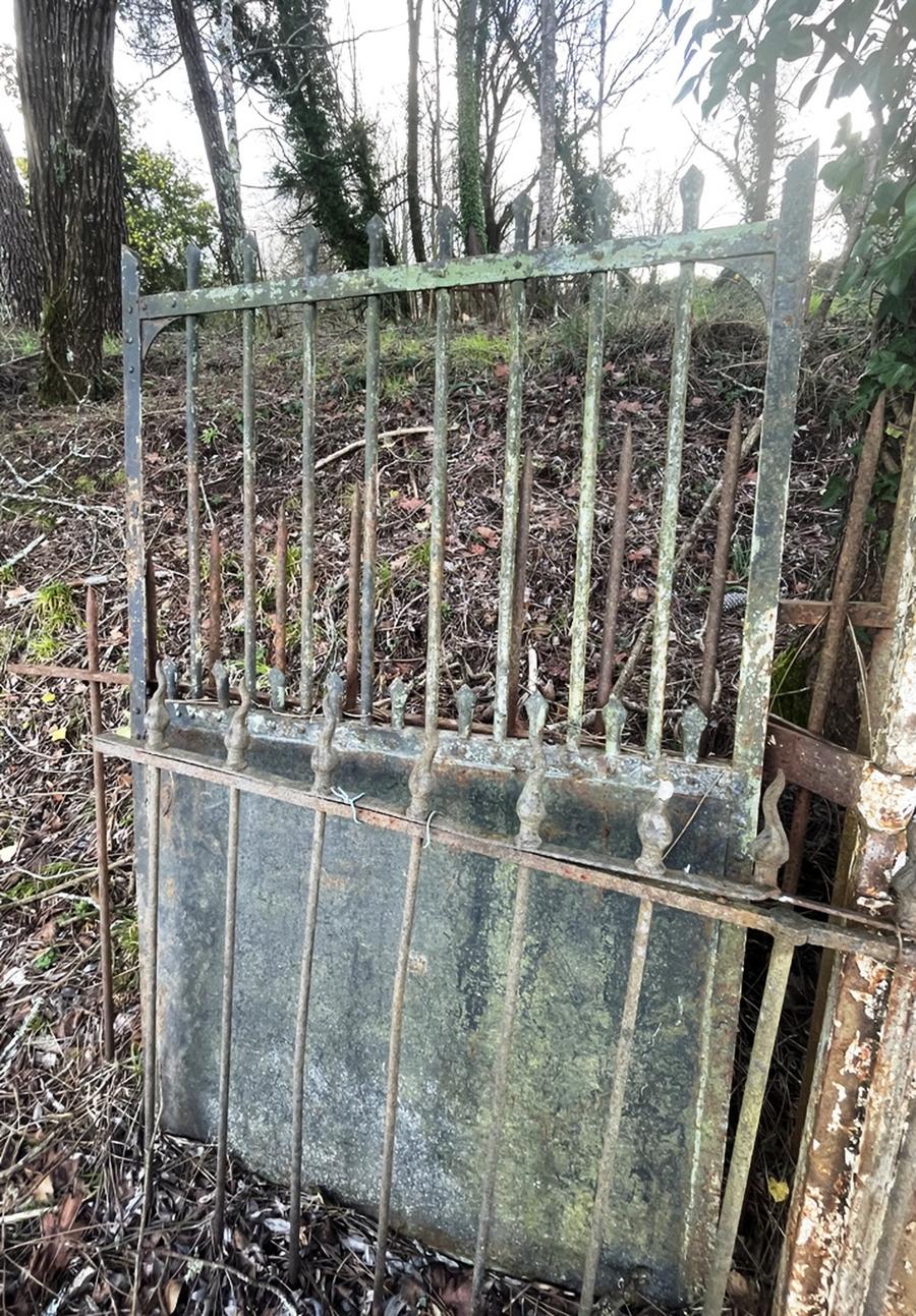 Ancien portillon de jardin en fer forgé à restaurer