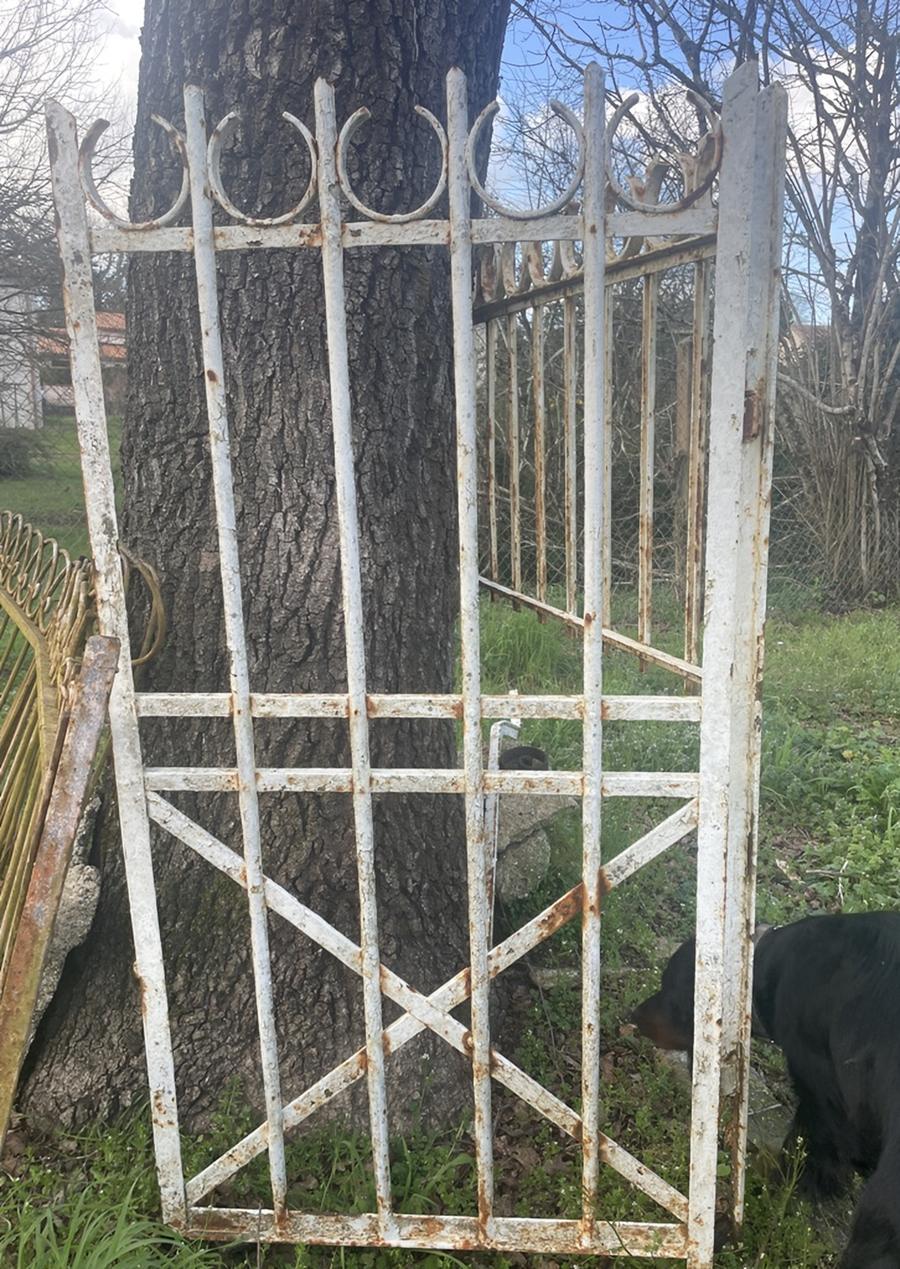 Ancien portillon de jardin en fer forgé à restaurer