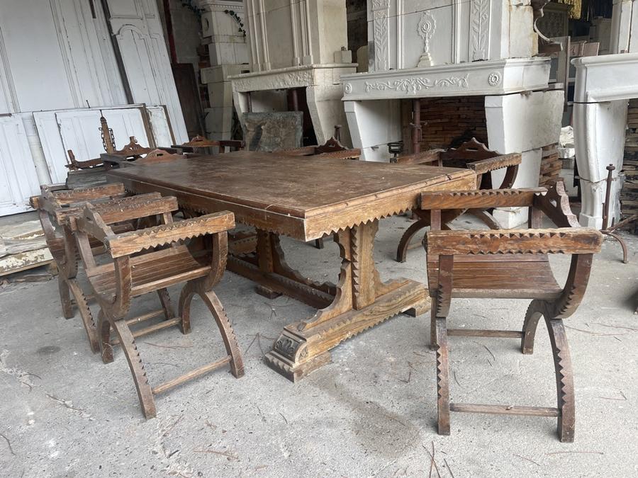 Table et huit sieges en chêne
