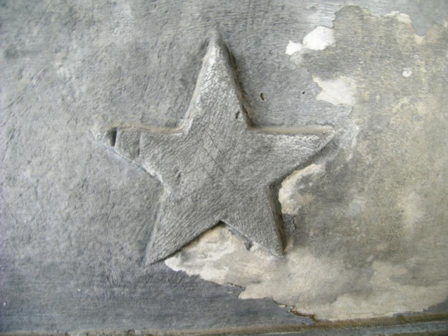 cheminée basse rustique à étoile